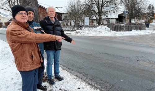 An der Einmündung zur Dorfstraße beginnt die Sanierung der Ebersberger Straße in Mietraching. Dass die Schäden an der Fahrbahndecke bald der Vergangenheit angehören, darüber freuen sich (von links) Dionys Schwinghammer, Vorsitzender der Dorfgemeinschaft, sein Stellvertreter Hubert Weigl und Stadtrat Dieter Bräunlich. Foto Kotter