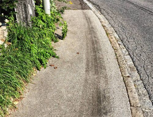 An der Kurve Rosenheimer Straße und Bahnhofstraße in Ostermünchen wünschen sich viele mehr Sicherheit. Foto Winhart