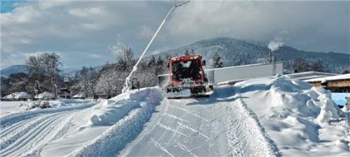 An der Loipe im Badepark wurde an den kalten Tagen Schnee produziert und die Loipe präpariert. Foto Wegscheider