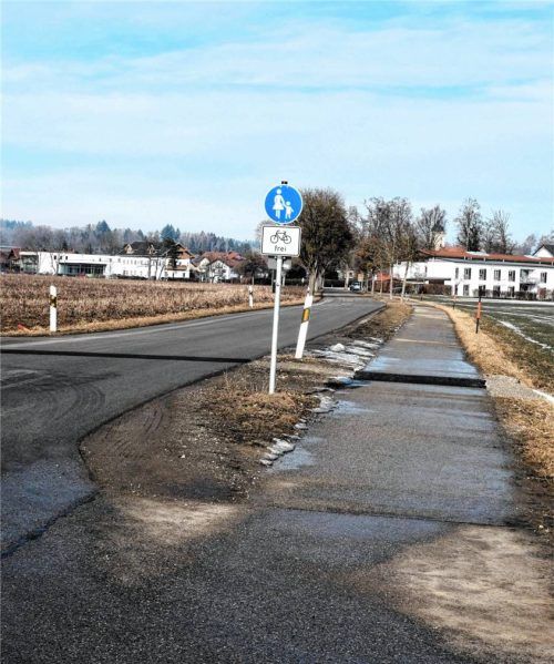 An der Ollinger Straße gibt es bereits eine Teilstrecke als Geh- und Radweg. Die Freien Wähler Feldolling fordern, dass dieser weiter ausgebaut wird. Foto Merk