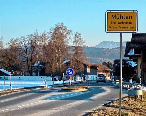 An der Ortseinfahrt Mühlen sollen nach Meinung des Rates neue Geschwindigkeitsmesstafeln die Autofahrer zum moderaten Fahren bewegen.Foto  Nistler