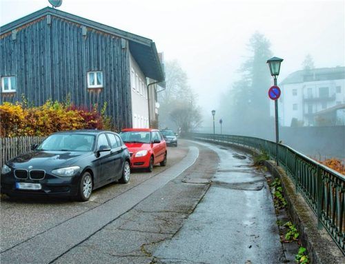 „An der Prien“ sollen künftig nur noch Anwohner parken. Foto Berger