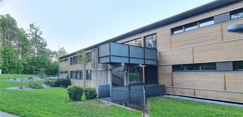 An der Westseite der Grund- und Mittelschule soll Mitte 2026 mit der Errichtung des Erweiterungsbaus begonnen werden. Foto Stuffer-Chunphetch