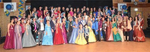 An die 80 Hoheiten hatten sich zum Gruppenbild postiert und ein beredtes Bild von der Geschichte des Tüßlinger Faschingsvereins abgegeben.Foto Wagner