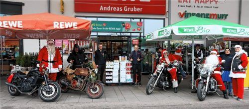 Andreas Gruber und seine Kaufleute halfen den BAB-Nikoläusen beim Verladen dringend benötigter Lebensmittel für die Bruckmühler Tafel. Foto strim