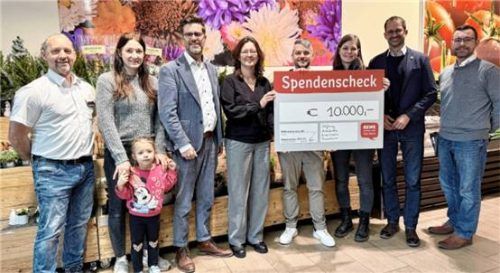 Andreas Lukas (Fünfter von links) mit Frau und Tochter (Zweite von links), Stephanskirchens Bürgermeister Karl Mair (Dritter von links), Oberbürgermeister Andreas März (Zweiter von rechts), Kinderhospizkolleginnen Michaela Jenne-Eiser (Zentrumsleitung Südostoberbayern, Vierte von links) und Magdalena Mayer (Öffentlichkeitsarbeit Zentrum Südostoberbayern, Dritte von rechts) sowie die Marktmanager für Rewe (links) und Getränkemarkt Rewe (rechts).Foto Rewe Lukas