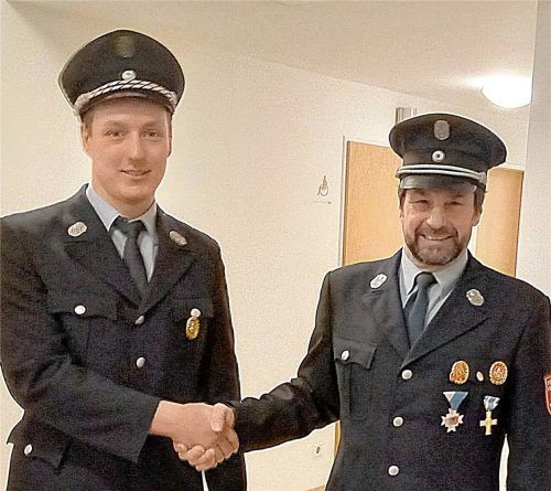 Andreas Pichler (rechts) wurde vom neuen Vorsitzenden Thomas Schmidinger zum Ehrenvorsitzenden ernannt. Foto re