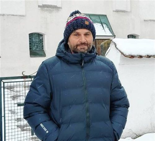 Andreas Zettl vor der Kirche Ramsau.