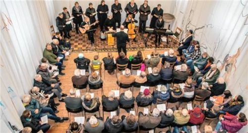 Anima beim Konzert „Für den einen Gott“ mit jüdischen, muslimischen und christlichen Liedern in der überbesetzten Karolinenkirche von Großkarolinenfeld.Foto Stache