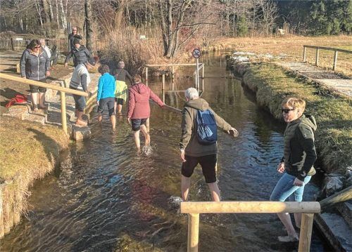 Ankneippen an der Kneippanlage am Aschauer Moorbad. Der Sonnenschein lockte trotz der kühlen Außentemperaturen zahlreiche Mitglieder des Kneippvereins zur Winterstammkneip(p)e. Wer hier kneippt, wird mit einer grandiosen Aussicht ins Priental belohnt. Foto Kirchner