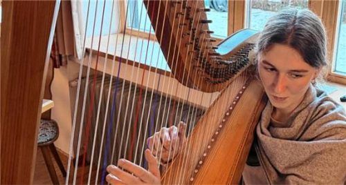 Anna Hundhammer an der Harfe. Foto Kotter