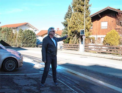 Anwohner Hans-Joachim Reuter nimmt nach eigenen Angaben regelmäßig brenzlige Situationen im Bereich der Filzen- und Kolberstraße wahr. Der Verkehrsspiegel auf der gegenüberliegenden Straßenseite sei nutzlos. Foto Riediger