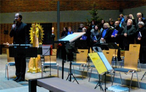Applaus gab es für alle Mitwirkenden:  Martin Nyquist vor dem Riesenchor, bestehend aus dem Projektchor des Waldkraiburger Pfarrverbandes und der Chorgemeinschaft Burghausen.Foto Fischer