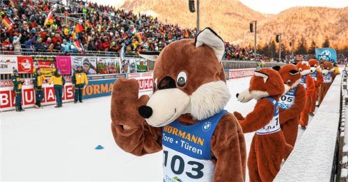 Auch die Beppos sind schon gerüstet: Ab morgen, Mittwoch, geht es in der Chiemgau Arena wieder um Weltcup-Punkte.Foto Hans Weitz