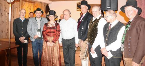 Auch neue Mitglieder fand der Verein, zur Freude von Vorsitzender Juliane Tiefenmooser (Dritte von links) und Kassier Georg Wachinger (rechts). Foto Schwitteck