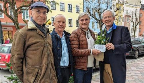 Auf dem Foto (von links): Dr. Wolfgang Weißmüller, der Erste Vorsitzende des Lions-Fördervereins, Clemens Sturm als Lions-Präsident, der Vereinsvorsitzende Peter Fichter und Dr. Niki Dehmel vom Lions Club.Foto Andreas Burlefinger