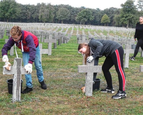 Auf dem Soldatenfriedhof in Costermano sind jedes Jahr auch Jugendliche aus dem Landkreis, die Kriegsgräber pflegen. Foto Stettner