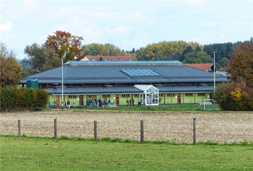 Auf dem Turnhallendach werden die Photovoltaik-Flächen erweitert. Foto bua