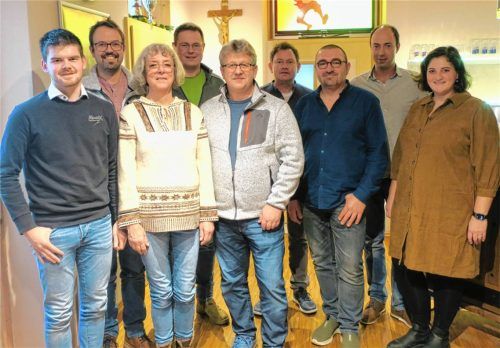 Auf der Liste der UWG für die Kommunalwahl 2026 stehen: (von links) Thomas Schwabl, Thomas Nowak, Manuela Brenninger, Andreas Huber, Günther Einwang, Thomas Thaller, Mario Schmid, Gerhard Seisenberger und Franziska Salzeder. Foto Gillhuber
