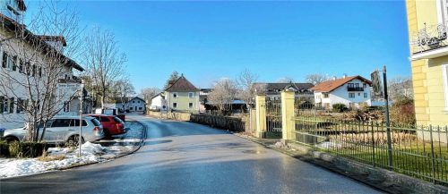 Auf der Sonnenwiechser Straße, kurz vor Beginn der Tempo-30-Zone für das Ortszentrum, kann in Verbindung mit der neuen Wohnanlage – auf der Wiesenfläche am rechten Bildrand – ein Gehweg samt Querungshilfe entstehen. Foto Neuwirth