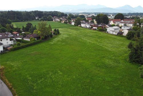 Auf diesem Areal im Nordosten der Stadt Kolbermoor könnte die neue Siedlung entstehen. Foto Hadersbeck