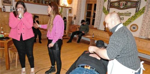 Auf Hochtouren liefen vor den Weihnachtsfeiertagen beim Theaterverein Grabenstätt die Proben für dessen neues Stück „Chaos im Bestattungshaus“. Die Besucher können sich auf eine rasante schwarze Komödie mit urkomischen Charakteren freuen. Die Premiere steigt am 9. Januar. Foto  Müller