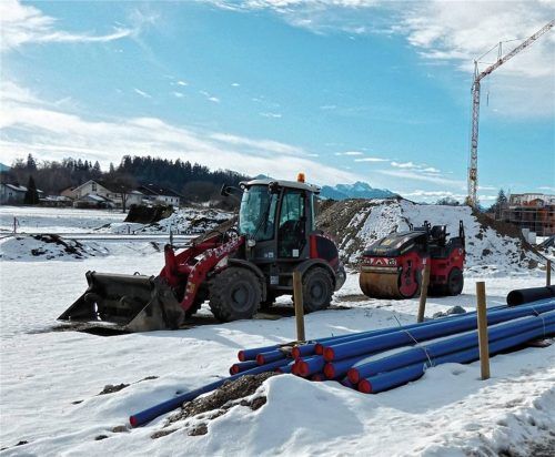 Aufgrund der winterlichen Witterung ruhen derzeit die Tiefbauarbeiten am Baugebiet „Tüttenseestraße“ am südöstlichen Ortsrand von Grabenstätt. Im westlichen Bereich, wo ein Investor sechs Mehrfamilienhäuser mit 42 Wohnungen für den freien Markt bauen will, sind schon die ersten Hochbaumaßnahmen (Hintergrund) entstanden.Foto  mÜLLER