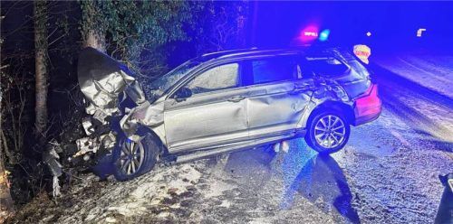 Aufgrund schneeglatter Straßenverhältnisse prallte ein junger Mann bei Höslwang gegen zwei Bäume.Foto barth