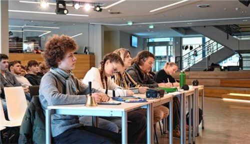 Aufmerksam folgen die Schüler einem Debattenbeitrag. Foto Luitpold-Gymnasium