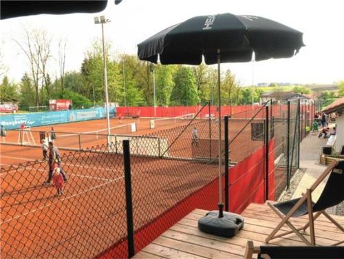 Aufschlag in eine neue Ära: Die Ziegelberg-Arena erstrahlt nach der Erweiterung in vollem Glanz. Foto Sabine Gillhuber