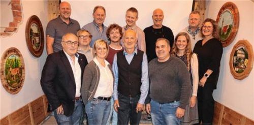 Aufstellungsversammlung mit (vorn, von links) Prof. Dr. Hubert Dichtl, Kathrin Riedl-Katterloher, Bürgermeisterkandidat Konrad Fuchs, Andreas Braun sowie (Mitte, von links) Martin Stöttner, Tristan Steinbeiß, Claudia Schaber und Marlene Zeller. Dazu kommen (hinten, von links) Florian Neumann, Hans Scherfler, Andreas Ullmann, Hans-Peter Kleiner und Uwe Michael.Foto NRL/FWG