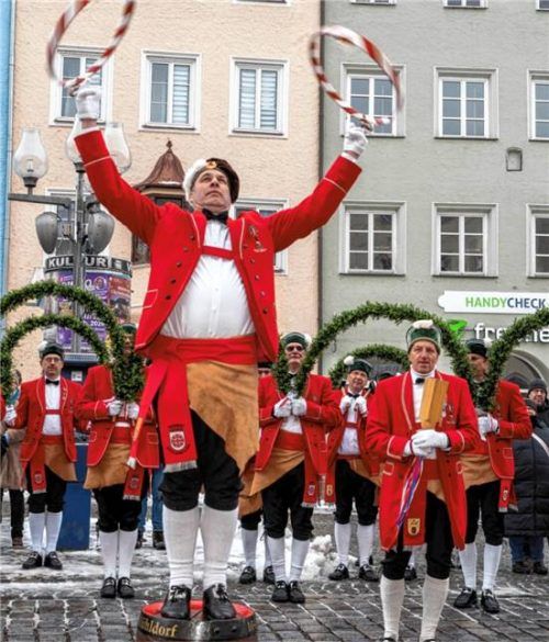 Auftakt in die Saison 2026: Die Mühldorfer Schäffler bei ihrem Auftritt vor dem Rathaus.