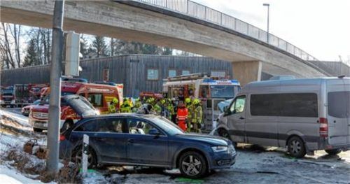 Aus noch ungeklärter Ursache kam es an der Autobahnausfahrt Siegsdorf zu einem schweren Unfall.Foto Benje