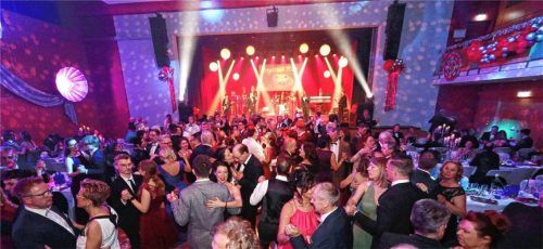 Ausgelassen gefeiert wurde beim Mühldorfer Stadtball.Fotos Stuffer