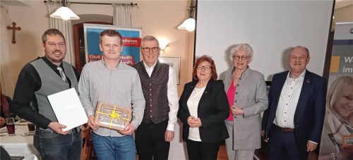 Ausgezeichnete Leistungen zeigte Ludwig Schneider aus Marktl/Inn (Zweiter von links). Robert Datz (Kursleiter), Hans Bader (Obermeister Kfz-Innung München-Oberbayern), Christa Schmidbauer (Dritte Bürgermeisterin Stadt Mühldorf), Ilse Preisinger-Sontag (stellvertretende Landrätin von Mühldorf) und Jochen Englmeier (Leiter Bildungszentrum), gratulierten (von links).Foto maier