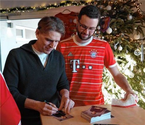 Autogramme: Sportdirektor Christoph Freund bediente die Fans in Schechen.Foto Benedict Schweiger