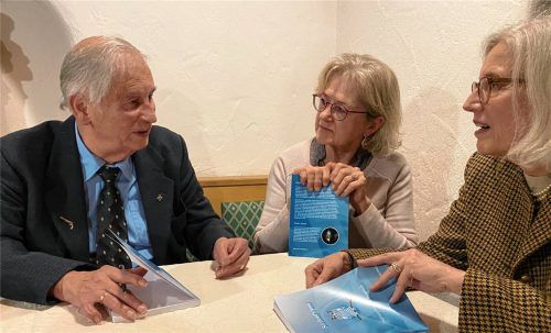 Autor Ludwig Meindl beim Signieren seines Buches nach der Lesung mit anschließender Diskussion in Bad Feilnbach. Foto Meindl