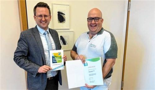 Bad Aiblings Bürgermeister Stephan Schlier (links) überreichte die Urkunde an Alexander Wolff. Foto die re