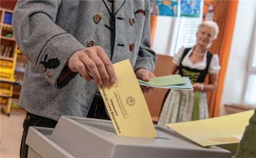Bald dürfen die Bürger im Landkreis Mühldorf wieder an die Wahlurnen treten und ihre Stimme abgeben. Foto dpa/Peter Kneffel