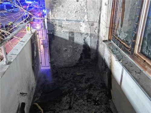 Balkon und Fensterfront haben deutlichen Schaden genommen. Foto Feuerwehr Kolbermoor
