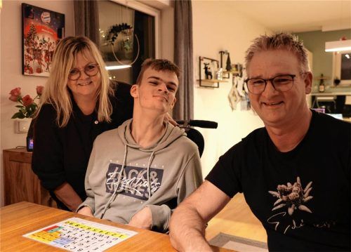 Beate und Rainer Greimel kämpfen um Behandlungsmöglichkeiten für ihren Sohn Moritz. Nach der Schließung der Jerwa-Abteilung in der Schön-Klinik in Vogtareuth wissen sie nicht, wohin sie sich nun wenden können.Foto  Enzinger