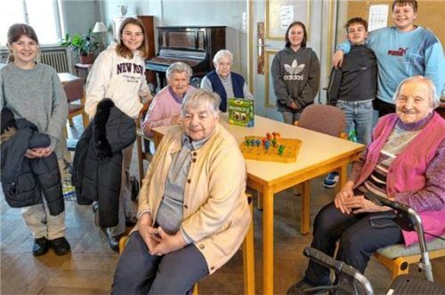Begeistert sind Jung und Alt über das wertvolle Projekt der Mittelschule Neumarkt.Foto  stettner