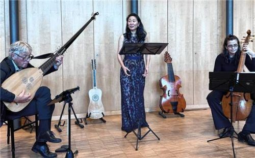 Begleitet von Hans Brüderl an der Theorbe und Annalisa Pappano an der Gambe sang Youngmi Kim Barock-Lieder. Foto Janka