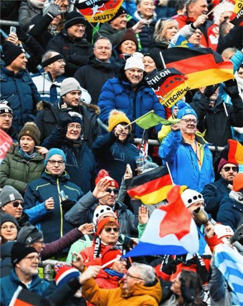 Bei Biathlon-Wettkämpfen herrscht in Ruhpolding immer Gänsehautstimmung: Tausende Fans fiebern auf der Tribüne mit. Fotos dpa