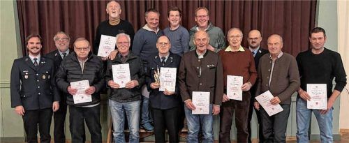 Bei den Ehrungen: (hintere Reihe, von links) Norbert Retzer, Vitus Mayer, Johannes Wiesholzer und Manfred Bartl sowie (vorne, von links) Zweiter Vorsitzender Jan Kohlert, Vorsitzender Albert Berger, Ludwig Reicherzer, Johann Fischbacher, Anton Verlic, Michael Harbuz, Andreas Schröttinger, Franz Aichinger, Martin Obermeier und Georg Dinzenhofer. Foto Feuerwehr Pfraundorf