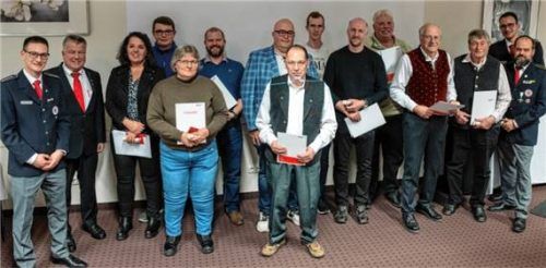 Bei den Ehrungen: (von links) Bereitschaftsleiter Matthias Brielmeier, Direktor des Kreisverbandes Martin Schmidt, Sabine Heger, Luis Heger, Petra Halytschansky, Bernhard Resch, Alexander Wolff, Uwe Sitz, Florian Wenzel, Michael Wenzel, Robert Ullrich, Manfred Deiß, Marinus Singer, stellvertretender Bereitschaftsleiter Marinus Knobloch und stellvertretender Kreisbereitschaftsleiter Benny Wunder.Foto BRK