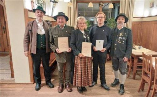 Bei den Ehrungen: (von links) Gauschützenmeister Bernhard Brehmer, Josef Linner, Renate Lindner, Martin Spath und Schützenmeister Michael Lex. Foto re