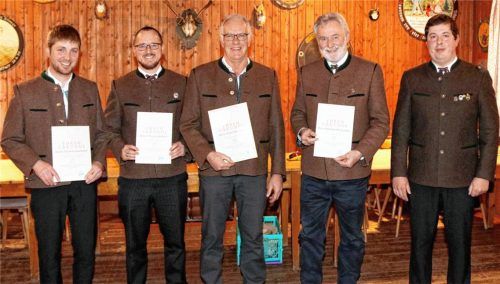 Bei den Ehrungen: (von links) Thomas Stacheter, Thomas Kaltner, Peter Hermann und Helmut Oberpriller mit Schützenmeister Josef Abinger.Foto Hofstetter