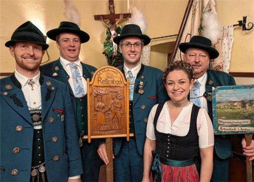 Bei den Neuwahlen des Trachtenvereins Eschenwald Rettenbach wurde die Vorstandschaft in ihren Ämtern bestätigt. Wahlleiter Simon Schreiber (links) zählte zu den ersten Gratulanten. Franz Maier bleibt Vorstand, Daniel Schmalzbauer wurde als Zweiter Vorstand wiedergewählt. Das Amt der Kassenwartin behält Ramona Maier und Vinzenz Jobst bleibt Schriftführer. Das Foto zeigt auch die historischen Vereinstaferln, die bei der Versammlung präsentiert wurden. Foto hobmaier