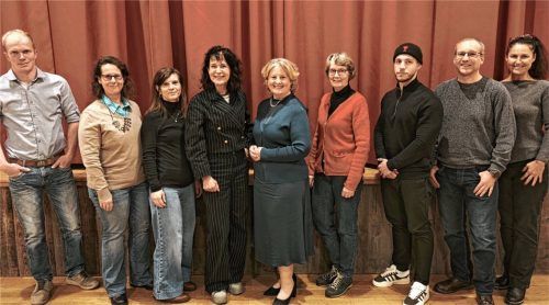 Bei der Aufstellungsversammlung: Sepp Stöffl (Landwirtschaftsmeister), Susanne Bottesch (Lehrerin), Ulrike Kremser (medizinische Fachangestellte), Christine Degenhart (Wahlleiterin), Mary Fischer (selbstständige Unternehmerin im Tourismus), Viktoria Krämmer (Rentnerin), Christoph Fischer (Polizeivollzugsbeamter), Stephan Frommwieser (IT-Projektleiter), Angela Paul (Personalfachkraft). Foto Dachs